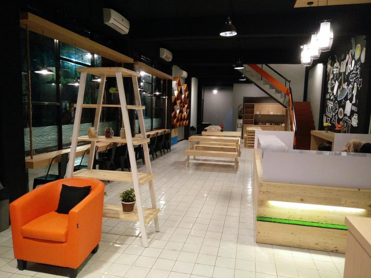 Woodlot Hostel Malang Exteriör bild